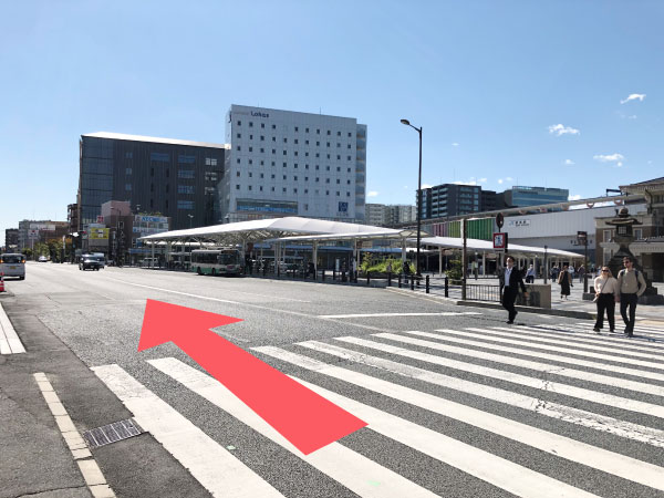JR奈良駅前の交差点を通過します。直ぐに右手に茶色の建物が見えます。その建物の手前を右折します。