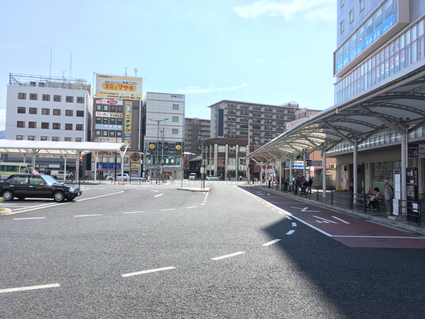 北方面からバスで来られる場合はJR「奈良」駅前バスターミナルで下車いただくのが便利です。写真はJR「奈良」駅を背にした場合のものです。