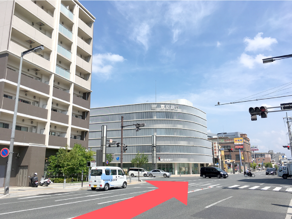 京都銀行前（川崎町交差点）を通過します。